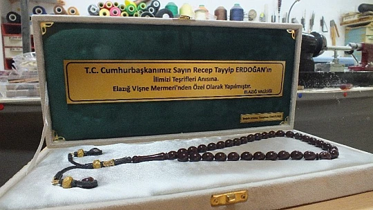 Cumhurbaşkanı Erdoğan için dünyada sadece Elazığ'da çıkan vişne mermerinden 'tespih' yaptı