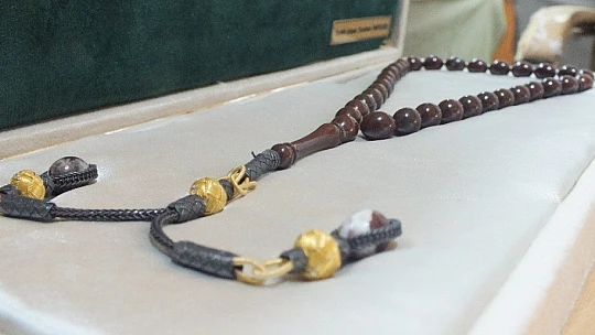 Cumhurbaşkanı Erdoğan için dünyada sadece Elazığ'da çıkan vişne mermerinden 'tespih' yaptı