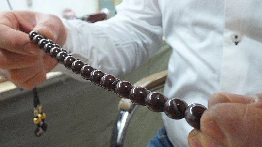 Cumhurbaşkanı Erdoğan için dünyada sadece Elazığ'da çıkan vişne mermerinden 'tespih' yaptı