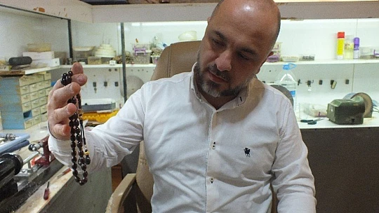 Cumhurbaşkanı Erdoğan için dünyada sadece Elazığ'da çıkan vişne mermerinden 'tespih' yaptı