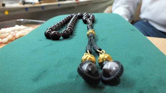 Cumhurbaşkanı Erdoğan için dünyada sadece Elazığ'da çıkan vişne mermerinden 'tespih' yaptı