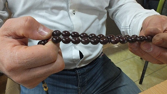 Cumhurbaşkanı Erdoğan için dünyada sadece Elazığ'da çıkan vişne mermerinden 'tespih' yaptı