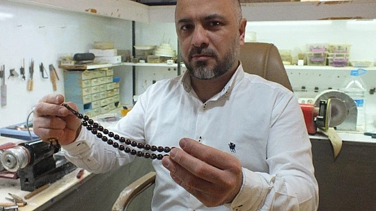 Cumhurbaşkanı Erdoğan için dünyada sadece Elazığ'da çıkan vişne mermerinden 'tespih' yaptı