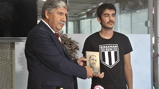 Cumhurbaşkanı Erdoğan'ın kaleme aldığı kitaptan 2 bin 23 adet alıp vatandaşlara dağıttı