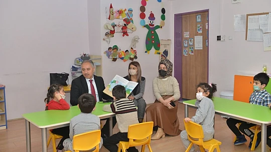 Milli Eğitim Müdürü Gürtürk, çocuklarla kitap okudu