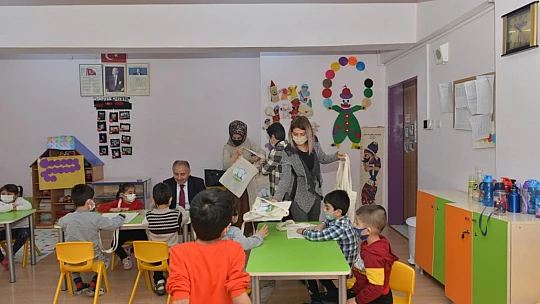Milli Eğitim Müdürü Gürtürk, çocuklarla kitap okudu