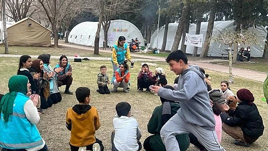 Elazığ Belediyesi depremzede çocukların neşe kaynağı oldu.