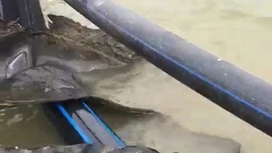 Dalgıçlar baraj gölüne daldı, tekerlekten halata kadar birçok atık çıkardı