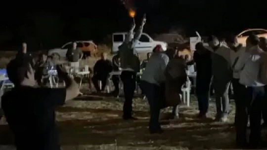 Davula ritim tutan şahıs, iki eline aldığı silahla havaya ateş açtı