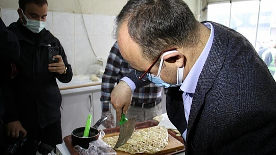 Denetime çıkan Vali, hem çay borçlarını ödedi, hem de gözleme yaptı