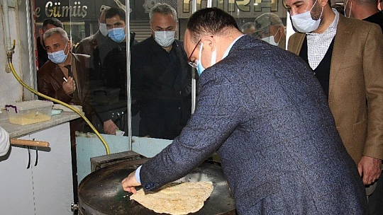 Denetime çıkan Vali, hem çay borçlarını ödedi, hem de gözleme yaptı