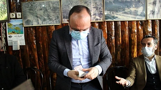 Denetime çıkan Vali, hem çay borçlarını ödedi, hem de gözleme yaptı