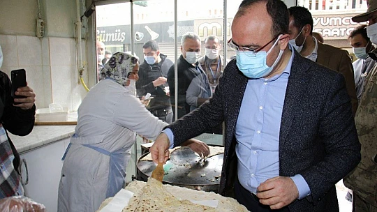 Denetime çıkan Vali, hem çay borçlarını ödedi, hem de gözleme yaptı