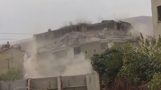 Deprem bölgesi Elazığ'da binalar böyle yıkıldı