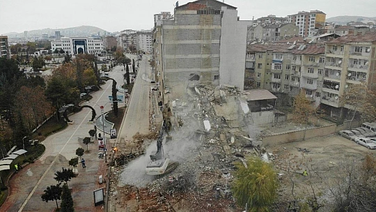 Deprem bölgesi Elazığ'da kısıtlamayla yıkımlar hız kazandı
