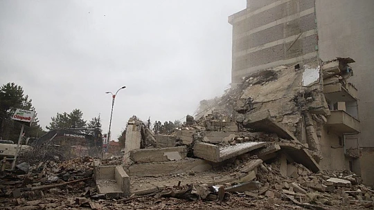 Deprem bölgesi Elazığ'da kısıtlamayla yıkımlar hız kazandı