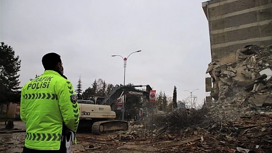 Deprem bölgesi Elazığ'da kısıtlamayla yıkımlar hız kazandı