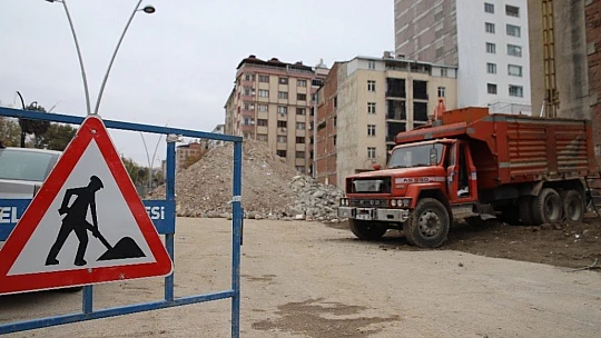 Deprem bölgesi Elazığ'da kısıtlamayla yıkımlar hız kazandı
