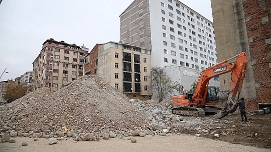 Deprem bölgesi Elazığ'da kısıtlamayla yıkımlar hız kazandı