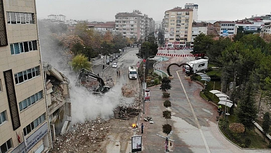 Deprem bölgesi Elazığ'da kısıtlamayla yıkımlar hız kazandı