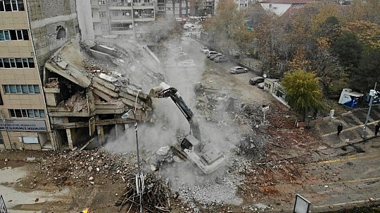 Deprem bölgesi Elazığ'da kısıtlamayla yıkımlar hız kazandı