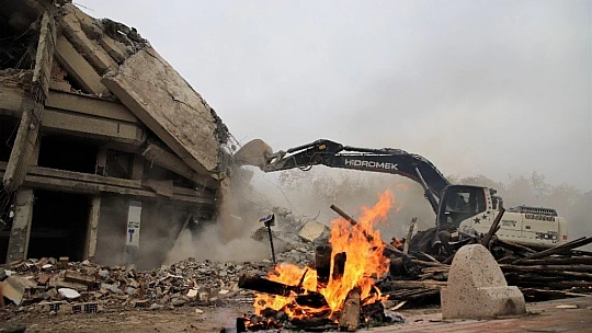 Deprem bölgesi Elazığ'da kısıtlamayla yıkımlar hız kazandı