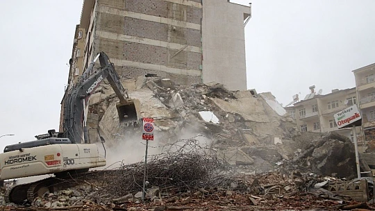 Deprem bölgesi Elazığ'da kısıtlamayla yıkımlar hız kazandı