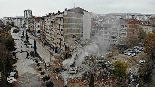 Deprem bölgesi Elazığ'da kısıtlamayla yıkımlar hız kazandı
