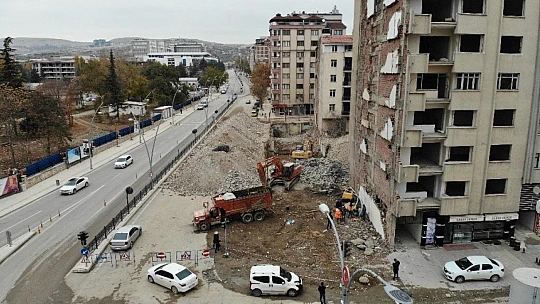 Deprem bölgesi Elazığ'da kısıtlamayla yıkımlar hız kazandı