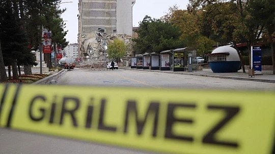 Deprem bölgesi Elazığ'da kısıtlamayla yıkımlar hız kazandı