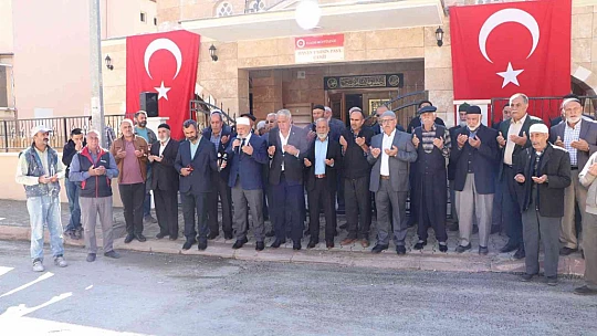 Deprem sonrası yıkılan Hasan Tahsin Paşa Camisi dualarla yeniden ibadete açıldı