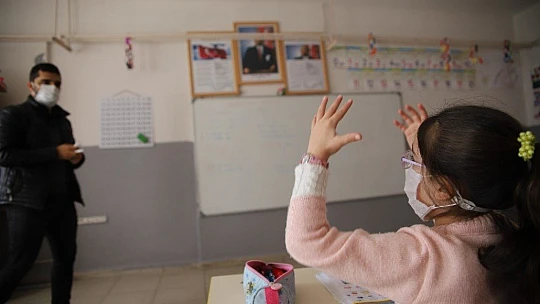 Deprem ve pandeminin etkilediği Elazığ'ın köy okullarında ilk ders heyecanı