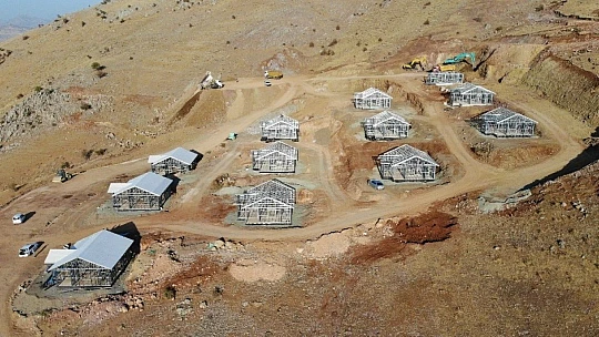 Depreme karşı yapılan çelik evler yükseliyor