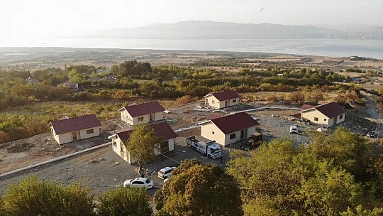 Depreme karşı yapılan çelik evler yükseliyor