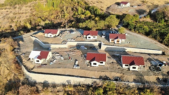 Depreme karşı yapılan çelik evler yükseliyor