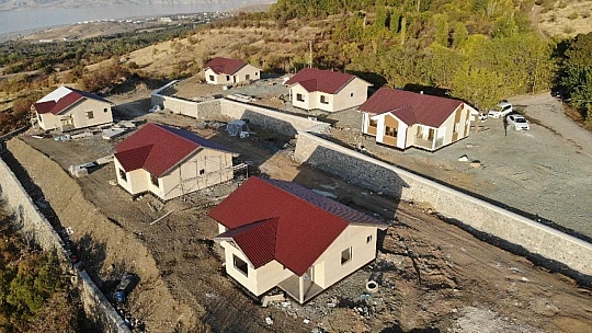 Depreme karşı yapılan çelik evler yükseliyor