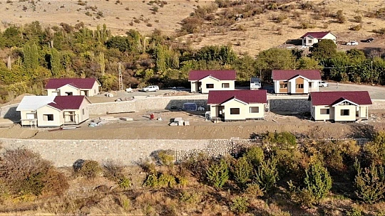 Depreme karşı yapılan çelik evler yükseliyor