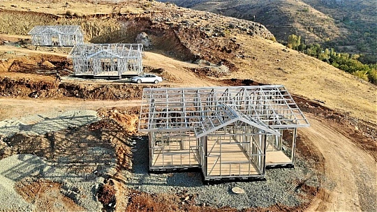 Depreme karşı yapılan çelik evler yükseliyor