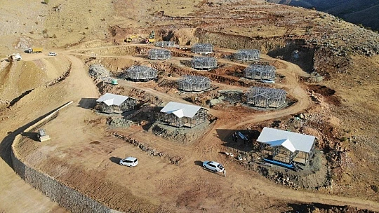 Depreme karşı yapılan çelik evler yükseliyor