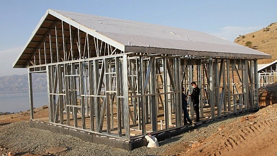 Depreme karşı yapılan çelik evler yükseliyor