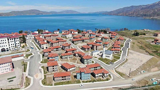 Depremin merkez üssü Sivrice'de vatandaşlar çifte bayram yaşıyor