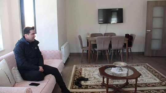 Depremin merkez üssünde vatandaşlar evlerine kavuşmanın mutluluğunu yaşıyor