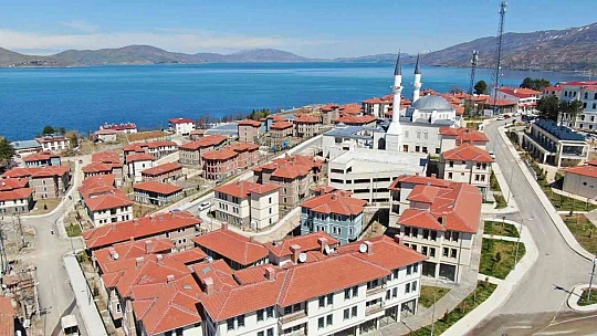 Depremin merkez üssünde vatandaşlar evlerine kavuşmanın mutluluğunu yaşıyor