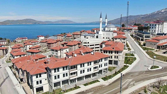 Depremin merkez üssünde vatandaşlar evlerine kavuşmanın mutluluğunu yaşıyor