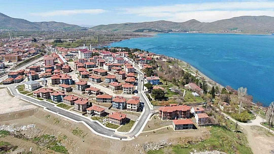 Depremin merkez üssünde vatandaşlar evlerine kavuşmanın mutluluğunu yaşıyor