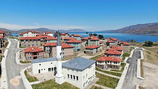 Depremin merkez üssünde vatandaşlar evlerine kavuşmanın mutluluğunu yaşıyor