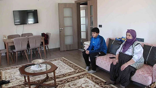 Depremin merkez üssünde vatandaşlar evlerine kavuşmanın mutluluğunu yaşıyor