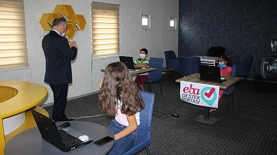 Depremzede öğrenciler için konteyner kentte EBA destek noktası