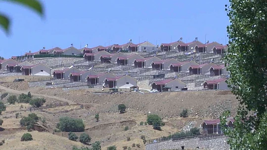 Depremzedeler göl manzaralı çelik konstrüksiyonlu konutlarına yerleşti