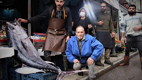 Dev orkinos görenleri hayretler içinde bıraktı